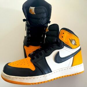Boys size 6.5 Y Nike Jordan 1s Taxis